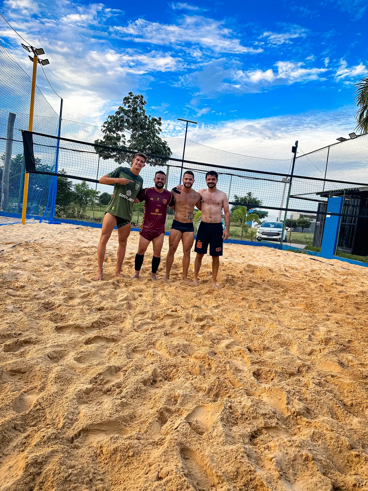 Grupo de jogadores na quadra de areia da Orla Beach Center em Lucas do Rio Verde